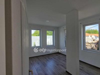 Eladó lakás Tápiószele