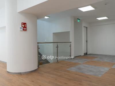 Eladó utcai bejáratú üzlethelység Debrecen