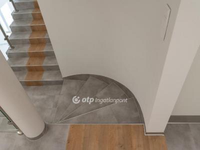 Eladó utcai bejáratú üzlethelység Debrecen