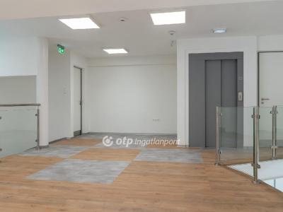 Eladó utcai bejáratú üzlethelység Debrecen