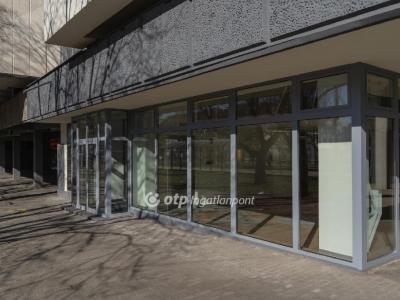 Eladó utcai bejáratú üzlethelység Debrecen
