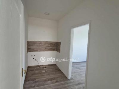 Eladó lakás Tápiószele