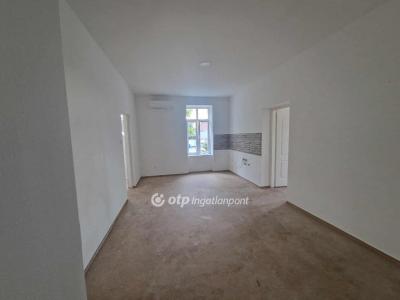 Eladó lakás Tápiószele