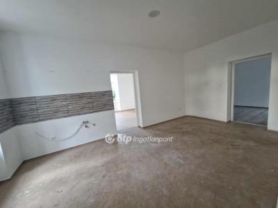 Eladó lakás Tápiószele
