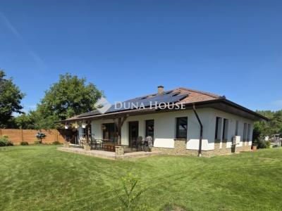 Eladó családi ház Cegléd