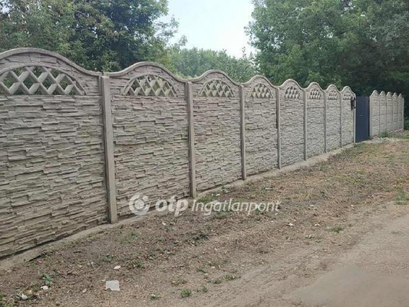 Eladó lakóövezeti telek Szolnok