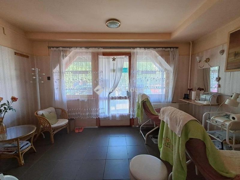 Eladó utcai bejáratú üzlethelység Debrecen