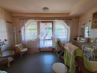 Eladó utcai bejáratú üzlethelység Debrecen