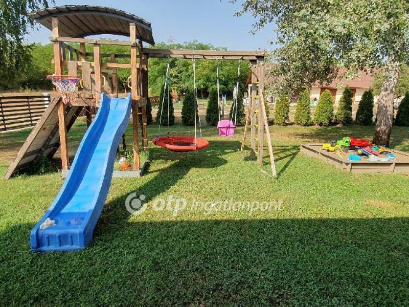 Eladó családi ház Paks