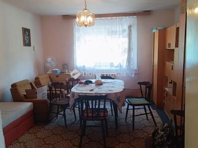 Eladó családi ház Úri