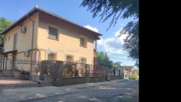 Eladó családi ház Úri