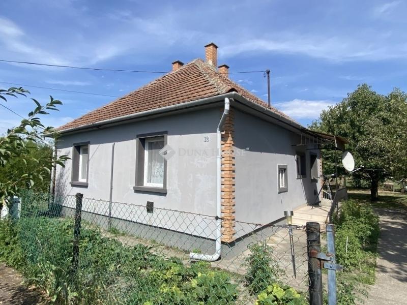 Eladó családi ház Tass