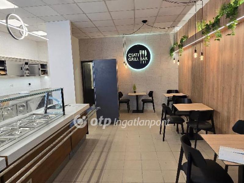 Eladó utcai bejáratú üzlethelység Hajdúböszörmény