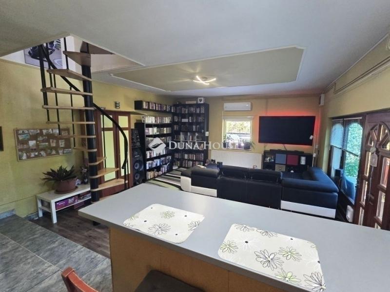 Eladó családi ház Pécel