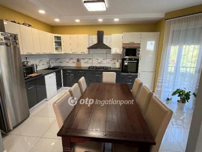 Eladó családi ház Csatár