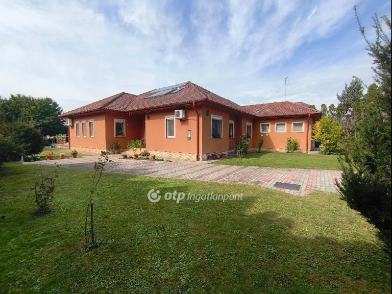 Eladó családi ház Kápolnásnyék