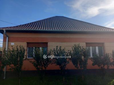 Eladó családi ház Mikepércs