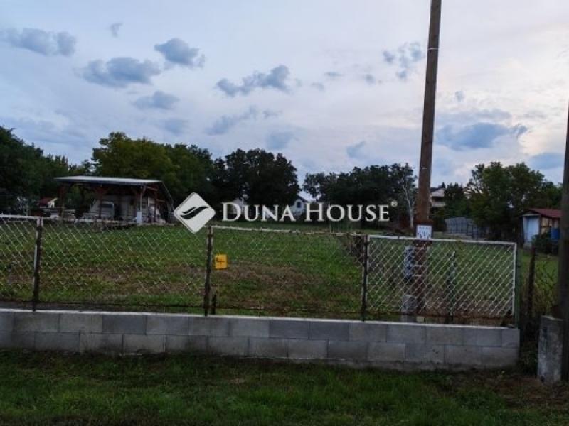 Eladó üdülőövezeti telek Tóalmás