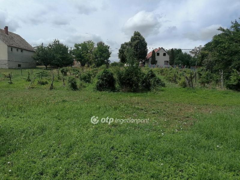 Eladó lakóövezeti telek Küngös