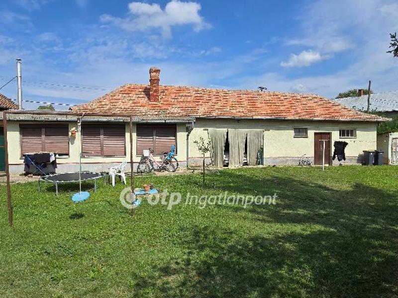 Eladó családi ház Mikepércs