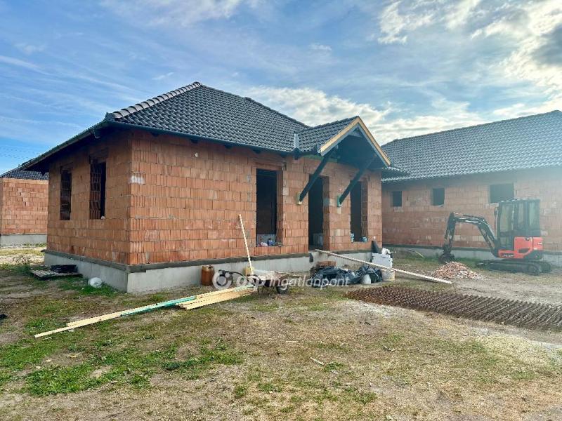 Eladó ikerház Monor