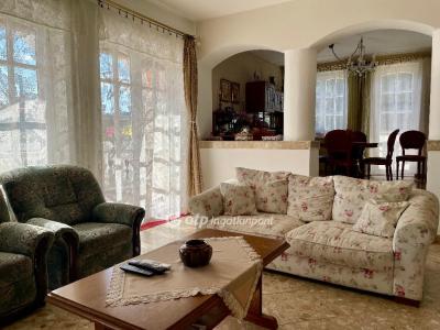 Eladó családi ház Penc