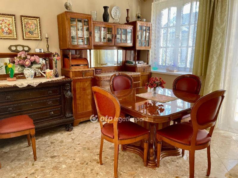 Eladó családi ház Penc