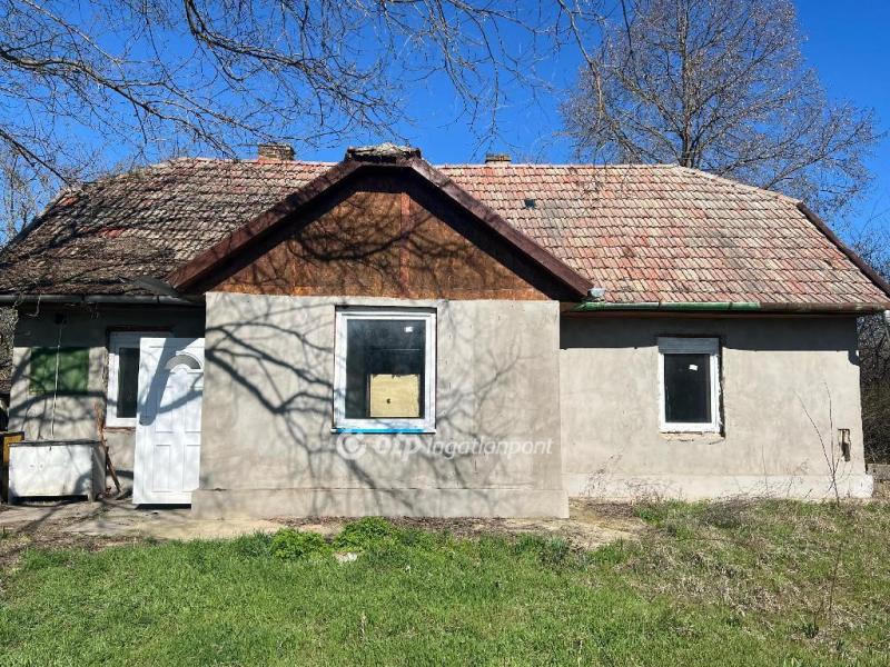 Eladó tanya Újszilvás