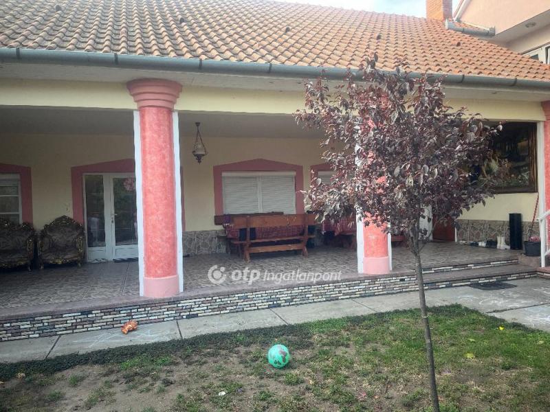 Eladó családi ház Abony