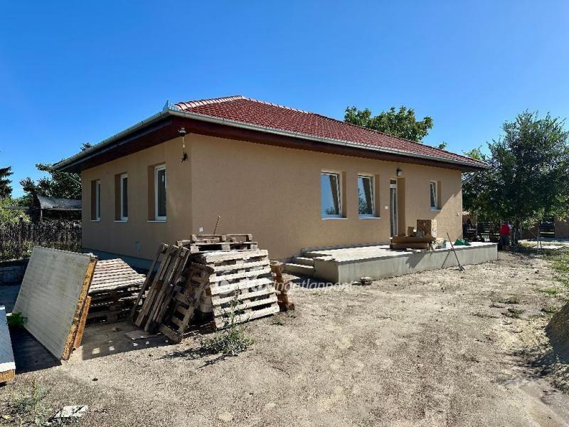 Eladó családi ház Cegléd