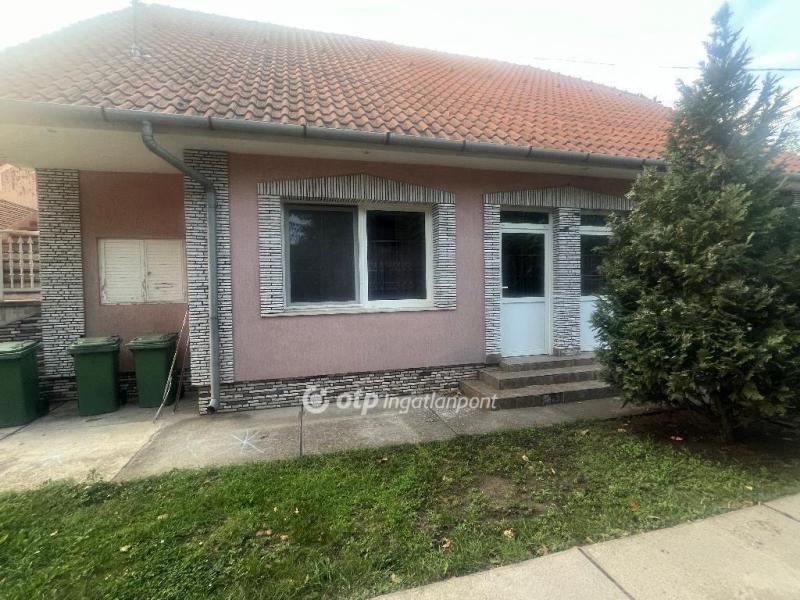 Eladó családi ház Abony