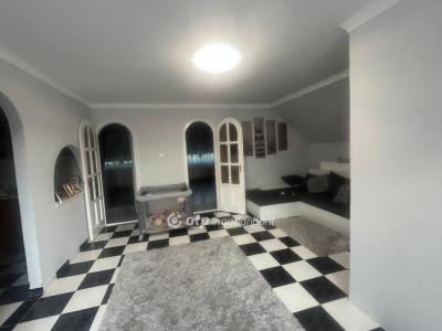 Eladó családi ház Abony