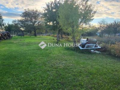 Eladó lakóövezeti telek Kosd