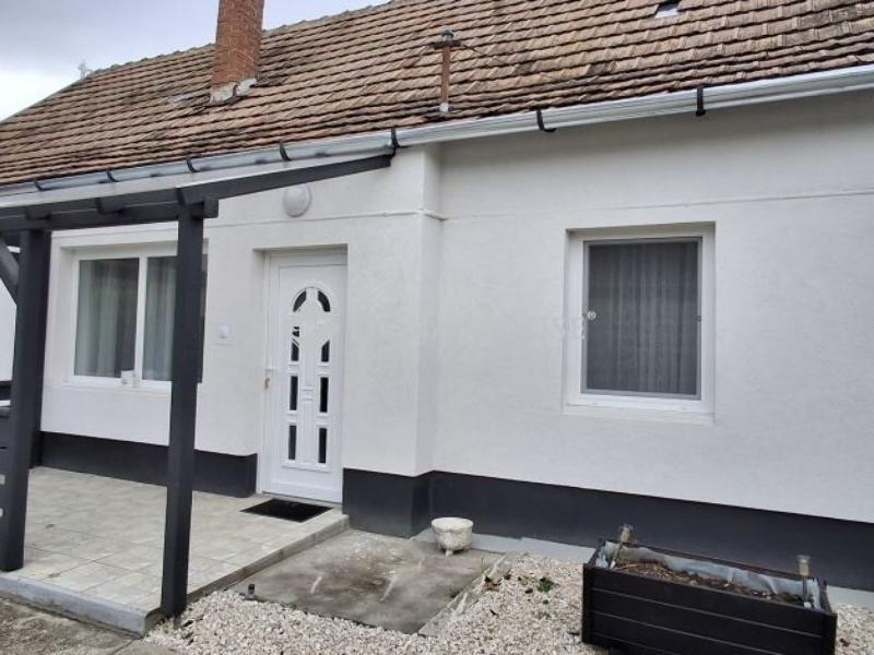 Eladó családi ház Adony