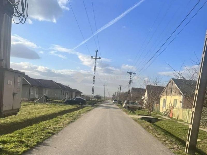 Eladó lakóövezeti telek Adony