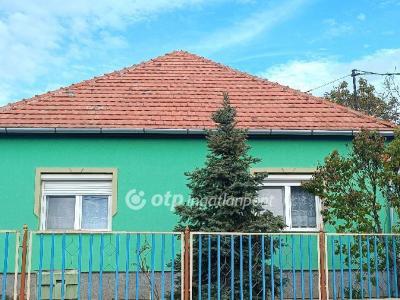 Eladó családi ház Törtel