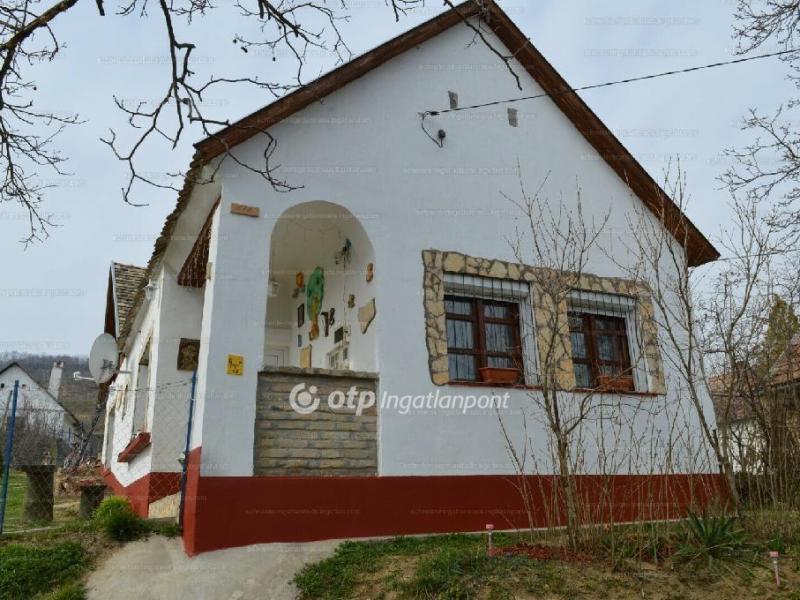 Eladó családi ház Decs
