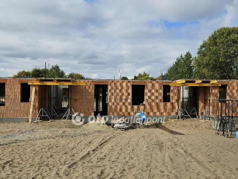 Eladó lakás Cserkeszőlő