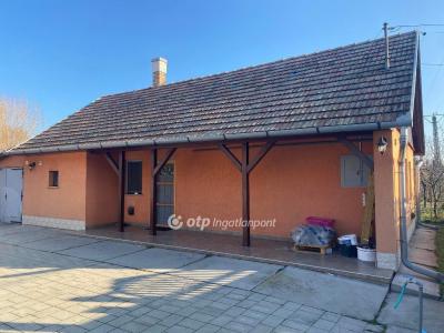 Eladó családi ház Abony