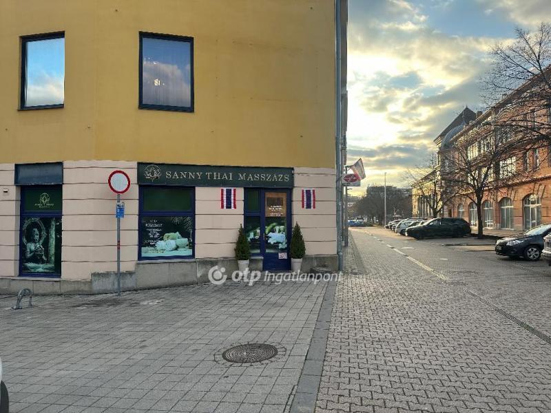 Eladó üzlethelység üzletházban Pécs