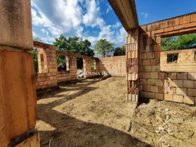 Eladó lakóövezeti telek Úri