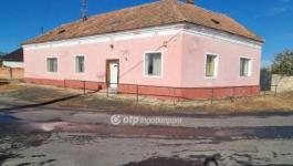 Eladó családi ház Egyházaskesző
