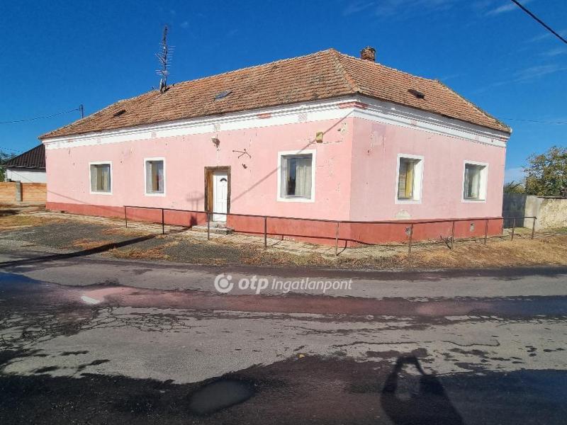 Eladó családi ház Egyházaskesző