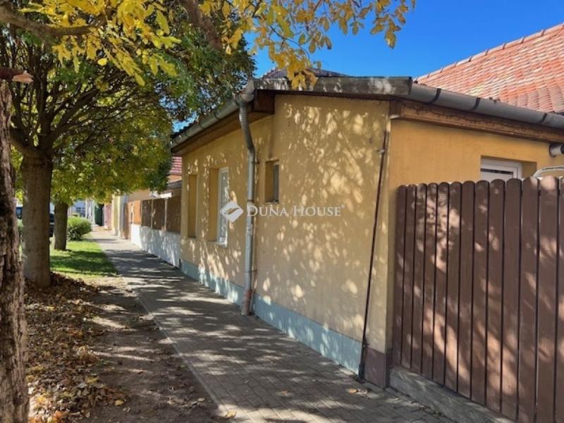 Eladó családi ház Törökbálint