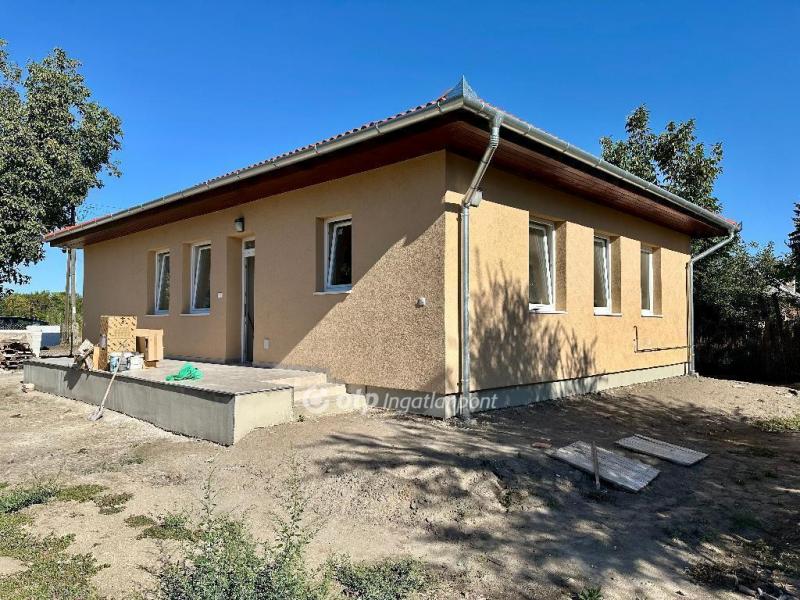 Eladó családi ház Cegléd