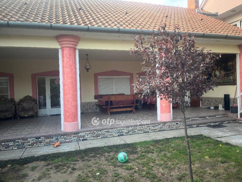 Eladó családi ház Abony