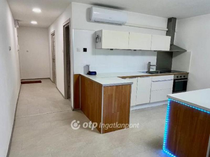 Eladó lakás Komló