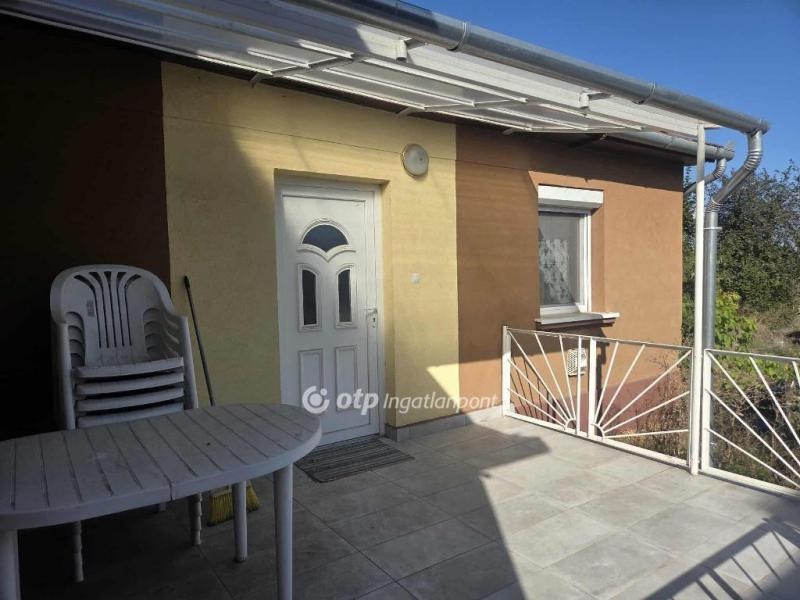 Eladó családi ház Újszász