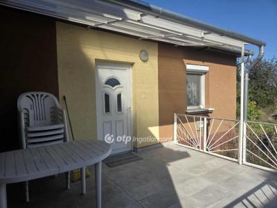 Eladó családi ház Újszász