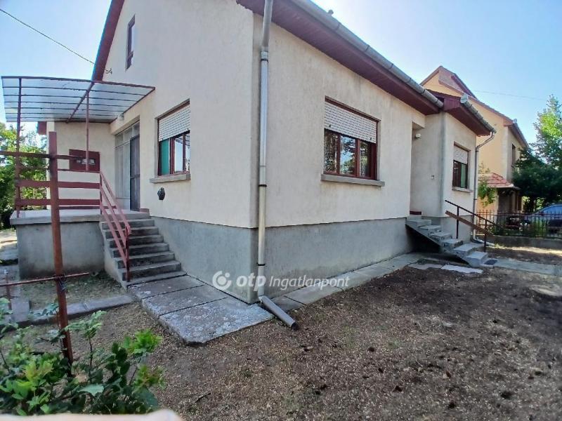 Eladó családi ház Karácsond